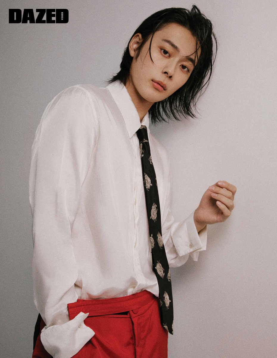 DazedKorea's tweet photo. 소년에서 어른으로

5년 만에 유선호를 만나고 돌아오는 길에 달달한 밀크셰이크 한 잔을 생맥주인 양 단숨에 들이켰다. 예쁜 콧노래를 좀 흥얼거리며. 변한 건 변한 대로, 여전한 건 또 여전한 대로.

#YooSeonho #유선호

더 많은 화보와 기사는 <데이즈드> 12월호에서 만나볼 수 있습니다. https://t.co/I1MIo9KzNH