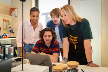 Rendez-vous dans les ateliers de découverte du numérique : imprimante 3D, flocage, brodeuse et robotique  #orangedigitalcenter
Prochaines sessions gratuites :
📌 Domont
🗓 le 3 décembre 
📢 inscriptions : r.orange.fr/r/Sateliers_fa…