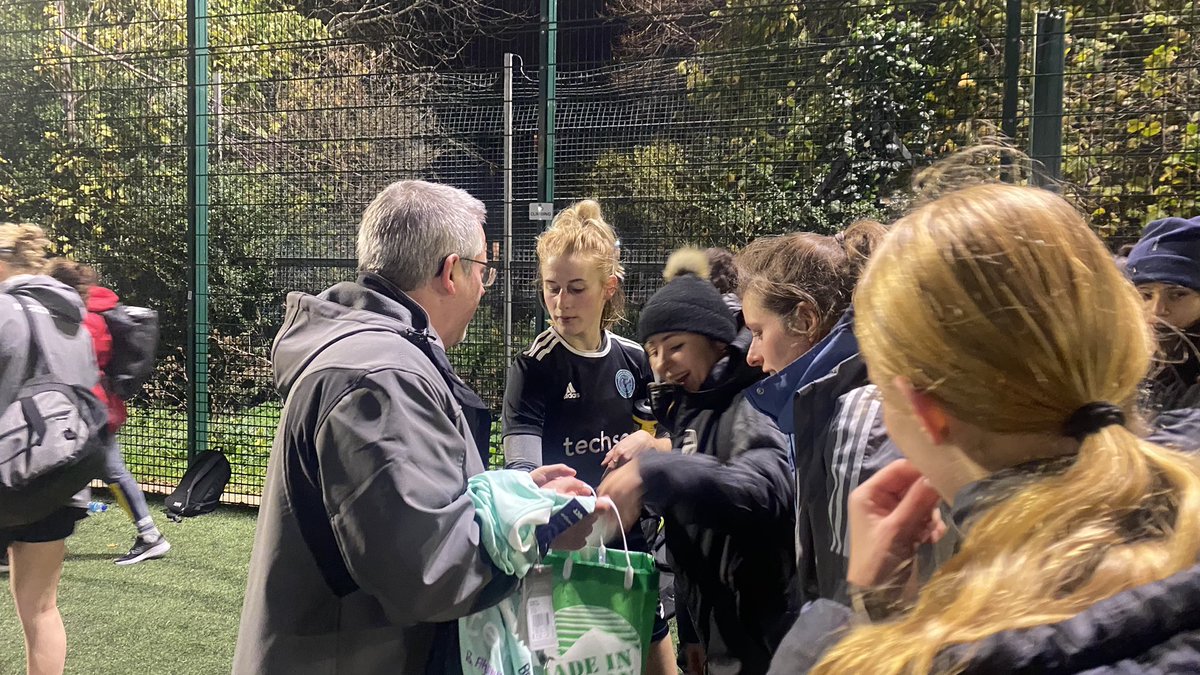 A huge thank you to <a href="/curtisfrye/">Curtis Frye</a> &amp; Ginny, visiting all the way from Portland to see Seaward train ( &amp; for the chocolates 🤤) .
TechSoc’s support has been integral to our club &amp; individuals like you two (who believe in women’s game) are fundamental to its growth ♥️ 
#AnchorsAway ⚓️