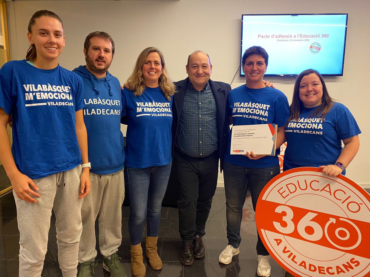 VilabasquetVila's tweet photo. Durante el acto @soniamg91 y @NuriaBT14 han explicado nuestro Proyecto Emociones 💙💙 #viladecans360 
@Xavi_Paredes @soniapascual10 
@carlosruiztwitt @giselfust @RichardCalle81 @moral_chacon @ViladecansTweet @FCBQ https://t.co/BH0DfLV7fV