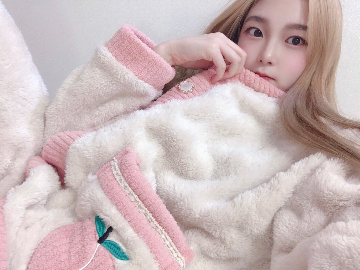 wdthinker's tweet photo. dohyun still have the pajamas suyeon gave her for her birthday ☹💔 https://t.co/8r45AXvQH0
