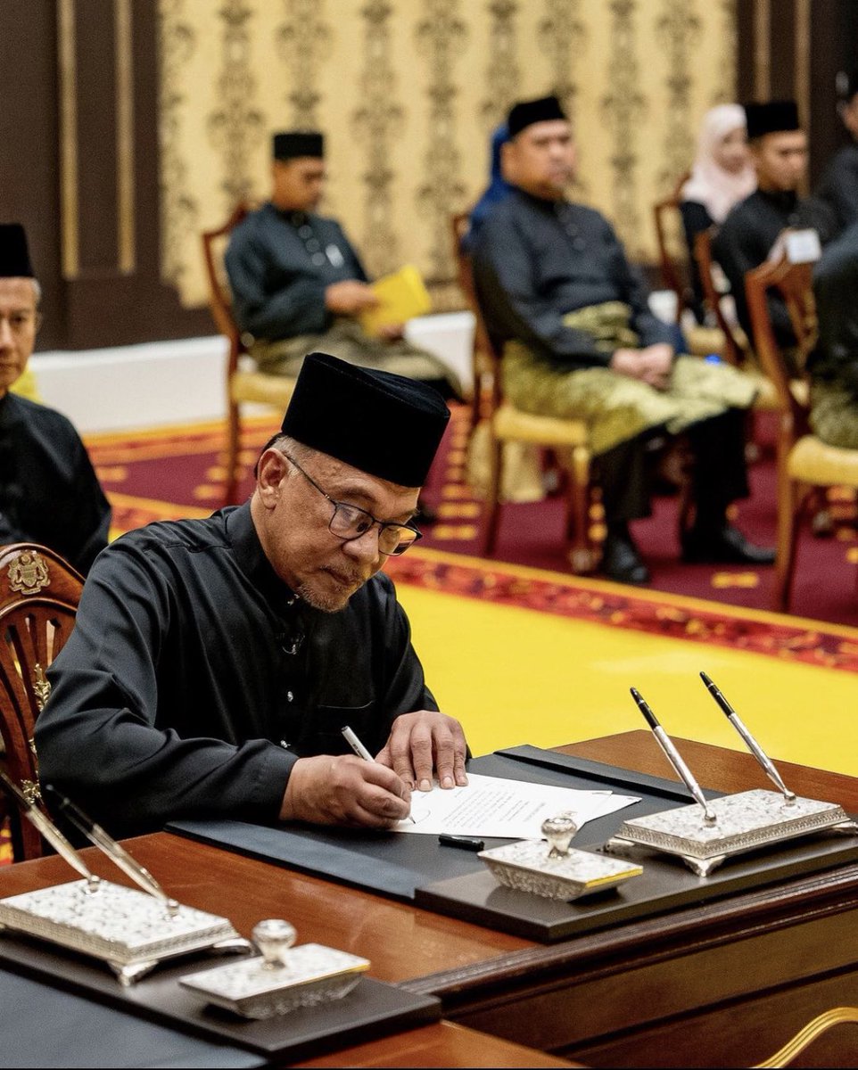 mrspuredelight's tweet photo. بِسْمِ اللهِ الرَّحْمٰنِ الرَّحِيْمِ  

They say better late than never. Warmest congratulations to you @anwaribrahim on assuming the great and challenging office of Prime Minister #DSAI 🙌🏻 https://t.co/E0Nw7cojdX