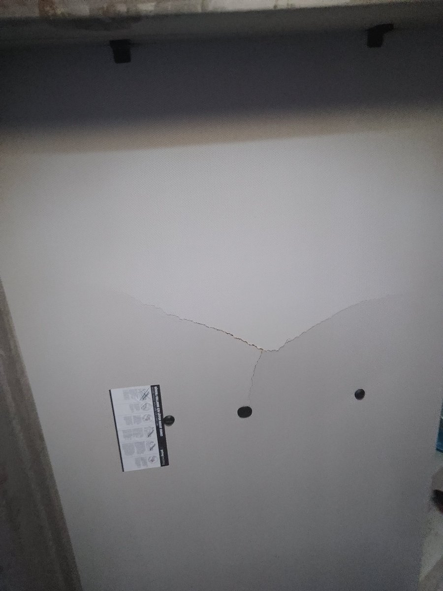 MuratBicil3's tweet photo. 45 gün beklediğimiz baza teslimatı bu şekilde kırık olarak geldi. Bayiniz parçayı değiştirmek istedi. İtiraz etmedik. Getirilen parça orijinal olmadığından uymadı. Bu şekilde kabul etmediğimizden iade istedik. Tüm süreçte kaba, seviyesiz bir tutumla karsılaştık. @yatasbedding https://t.co/et6hLFFthQ