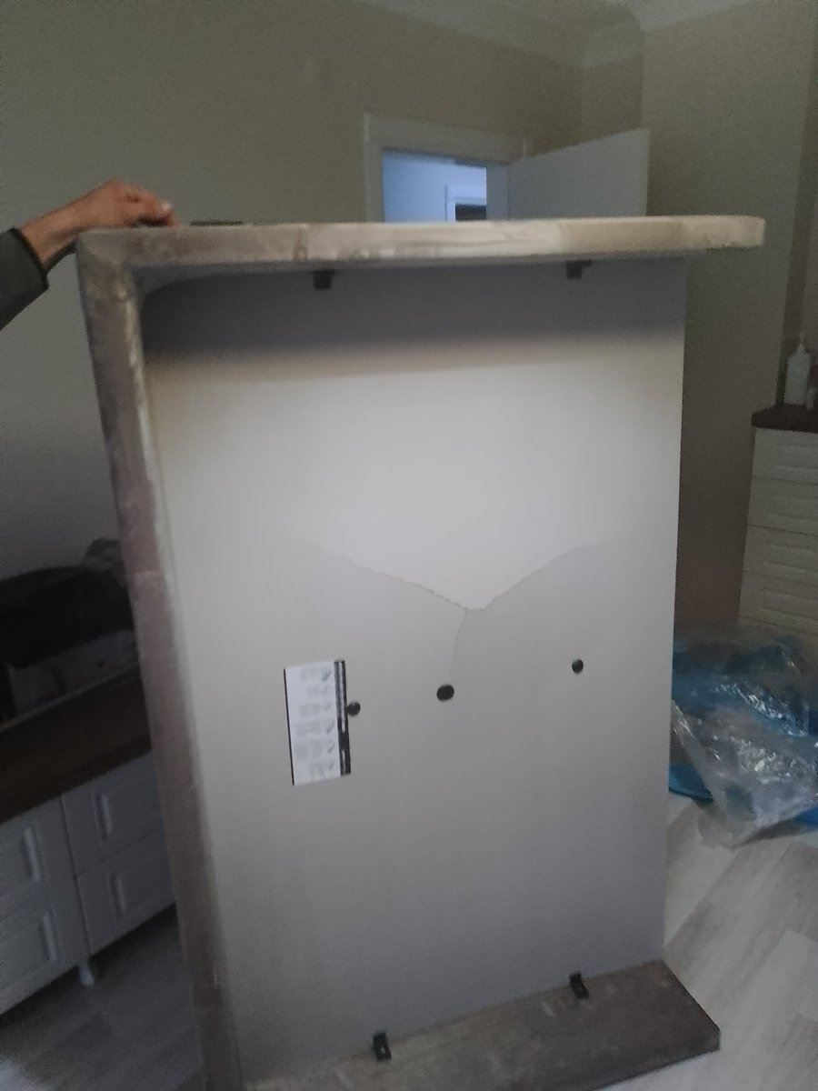 MuratBicil3's tweet photo. 45 gün beklediğimiz baza teslimatı bu şekilde kırık olarak geldi. Bayiniz parçayı değiştirmek istedi. İtiraz etmedik. Getirilen parça orijinal olmadığından uymadı. Bu şekilde kabul etmediğimizden iade istedik. Tüm süreçte kaba, seviyesiz bir tutumla karsılaştık. @yatasbedding https://t.co/et6hLFFthQ