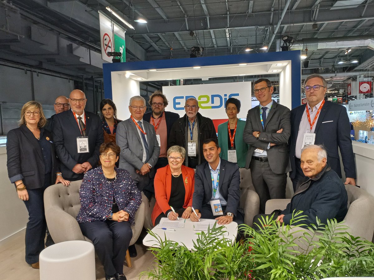 enedis_centre's tweet photo. Au @salondesmaires 📍 @enedis et les @l_amf de Loir-et-Cher (41) et du Cher (18) renforcent leur partenariat de proximité autour du service public de l'électricité, de la #TransitionEcologique et de la mise à disposition d'outils au service de la sobriété énergétique ⚡️#SMCL2022 https://t.co/oUfletiXQv