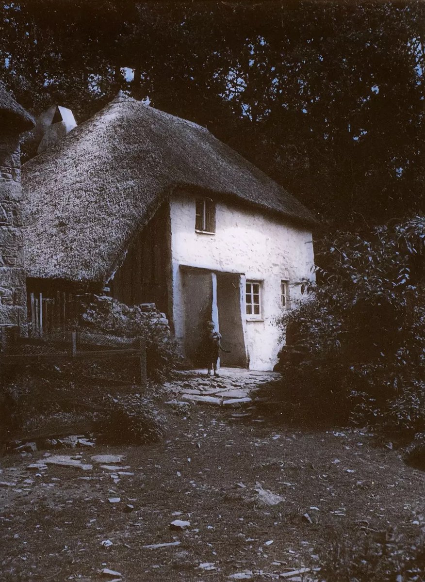 dartmoorarchive's tweet photo. Cottage Nr Bag Tor Mill
1910s
#Dartmoor https://t.co/U4qyqlCHg7