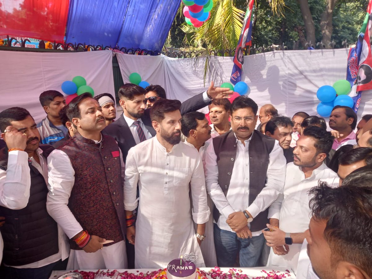 LJP4India's tweet photo. आज केंद्रीय कार्यालय 71-नार्थ एवेन्यू, नई दिल्ली में लोक जनशक्ति पार्टी (रामविलास) के राष्ट्रीय अध्यक्ष आदरणीय श्री @iChiragPaswan जी की उपस्तिथि में युवा लोक जनशक्ति पार्टी (रामविलास) के राष्ट्रीय अध्यक्ष श्री प्रणब कुमार जी का जन्मदिन धूमधाम से मनाया गया।
@LjpPranab https://t.co/j2LuYmC43Z