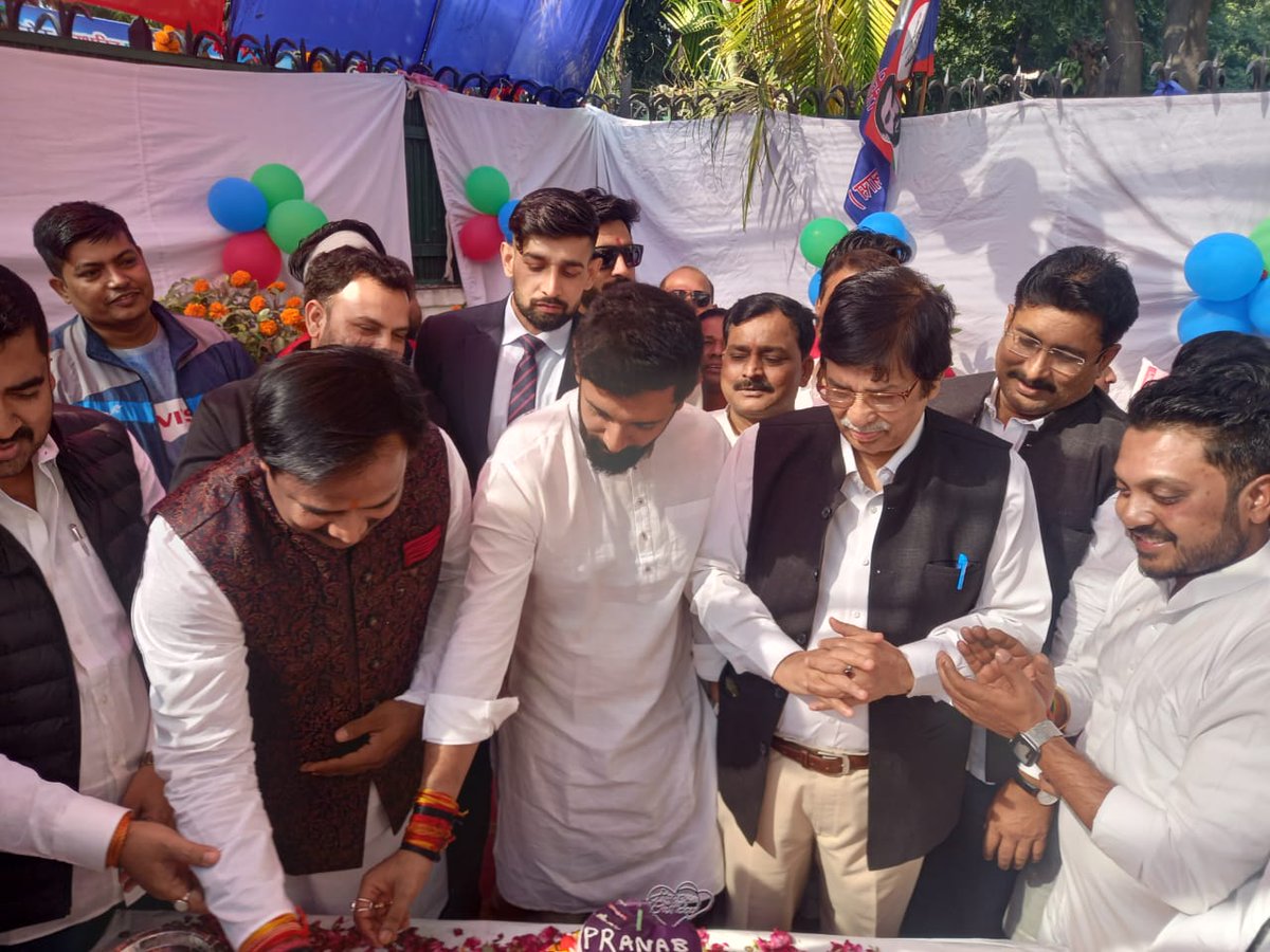 LJP4India's tweet photo. आज केंद्रीय कार्यालय 71-नार्थ एवेन्यू, नई दिल्ली में लोक जनशक्ति पार्टी (रामविलास) के राष्ट्रीय अध्यक्ष आदरणीय श्री @iChiragPaswan जी की उपस्तिथि में युवा लोक जनशक्ति पार्टी (रामविलास) के राष्ट्रीय अध्यक्ष श्री प्रणब कुमार जी का जन्मदिन धूमधाम से मनाया गया।
@LjpPranab https://t.co/j2LuYmC43Z