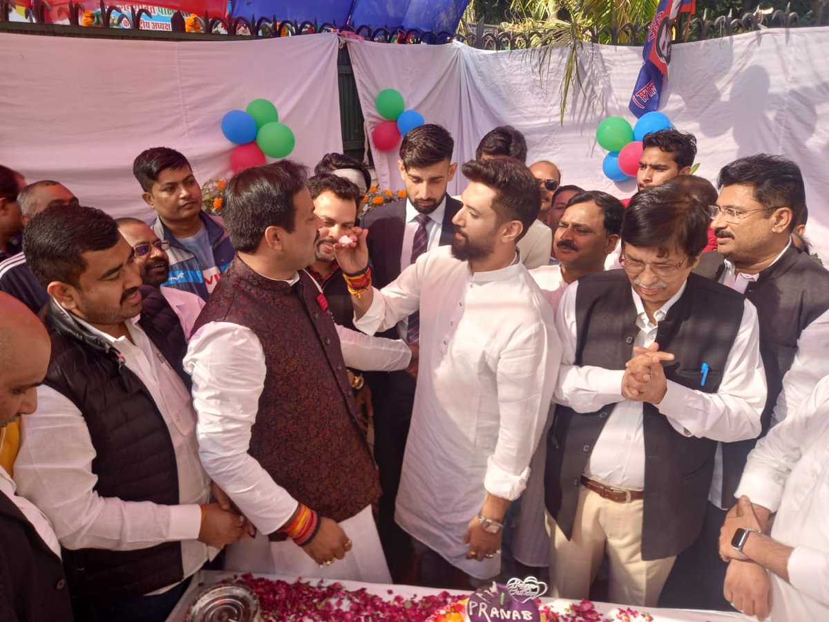 LJP4India's tweet photo. आज केंद्रीय कार्यालय 71-नार्थ एवेन्यू, नई दिल्ली में लोक जनशक्ति पार्टी (रामविलास) के राष्ट्रीय अध्यक्ष आदरणीय श्री @iChiragPaswan जी की उपस्तिथि में युवा लोक जनशक्ति पार्टी (रामविलास) के राष्ट्रीय अध्यक्ष श्री प्रणब कुमार जी का जन्मदिन धूमधाम से मनाया गया।
@LjpPranab https://t.co/j2LuYmC43Z