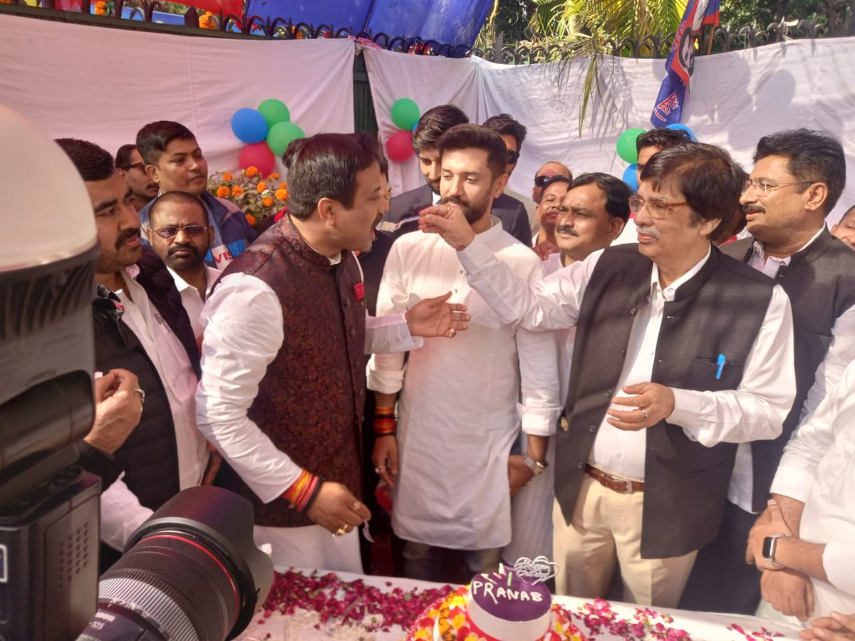 LJP4India's tweet photo. आज केंद्रीय कार्यालय 71-नार्थ एवेन्यू, नई दिल्ली में लोक जनशक्ति पार्टी (रामविलास) के राष्ट्रीय अध्यक्ष आदरणीय श्री @iChiragPaswan जी की उपस्तिथि में युवा लोक जनशक्ति पार्टी (रामविलास) के राष्ट्रीय अध्यक्ष श्री प्रणब कुमार जी का जन्मदिन धूमधाम से मनाया गया।
@LjpPranab https://t.co/j2LuYmC43Z