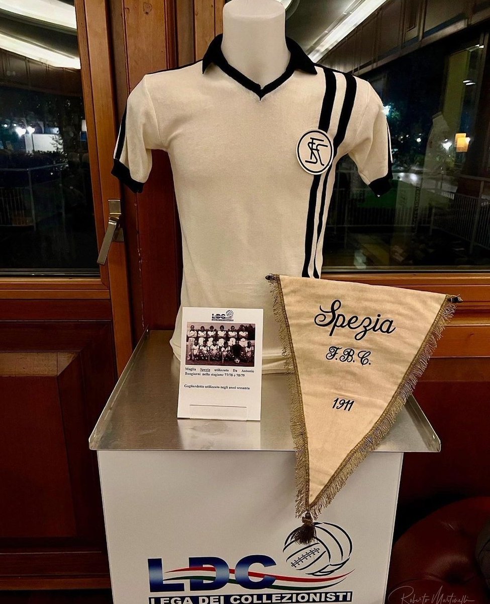 AntisteClub's tweet photo. #SpeziaAmarcord

Maglia utilizzata da Antonio Bongiorni nelle stagioni 77/78 e 78/79, con gagliardetto anni '60.
Ovviamente le maglie della scorsa stagione sono state create ispirandosi a questa storica divisa.

Gli anni passano, le aquile rimangono. #spezia #speziatwitter https://t.co/ospoxWAzBe