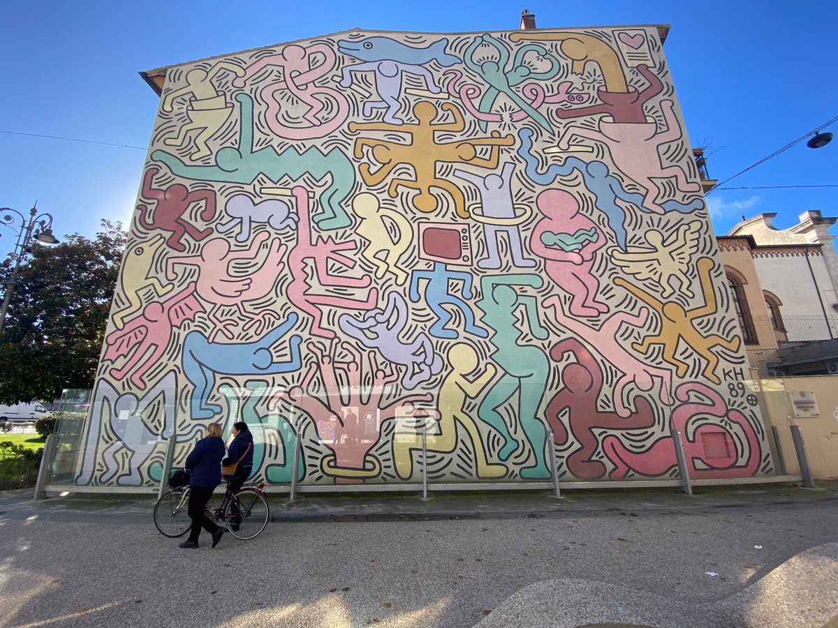 A very intense day in Pisa starts with a visit to its trademark reknown… the Tuttomondo murales by Keith Haring of course, painted few months before his death in 1990.