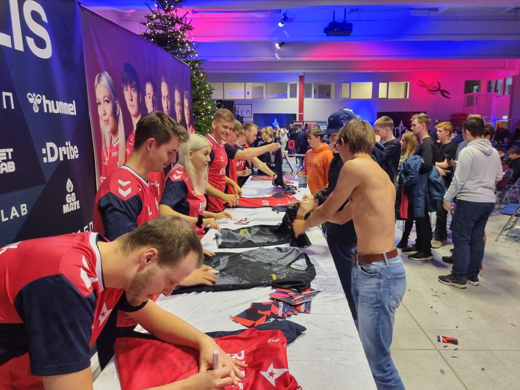 Femmøller Falcons (@femmoeller) on Twitter photo Når <a href="/AstralisCS/">Astralis Counter-Strike</a> ikke kommer til Femmøller, må <a href="/Femmoeller/">Femmøller Falcons</a> jo komme til dem!
Mon de besøger en efterskole på næste Danmarks tour? 👀 Når <a href="/AstralisCS/">Astralis Counter-Strike</a> ikke kommer til Femmøller, må <a href="/Femmoeller/">Femmøller Falcons</a> jo komme til dem!
Mon de besøger en efterskole på næste Danmarks tour? 👀