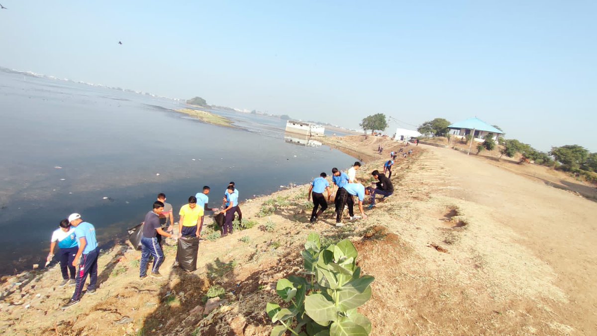 NCC_Dte_Gujarat's tweet photo. #PUNEETSAGAR 
40 Cdts &amp; staff of 3 Guj NU NCC, Bhavnagar carried out cleaning of Bor Talav. Regular cleaning efforts have turned the surroundings   the NCC way....clean and bright.  
@DefencePRO_Guj
@HQ_DG_NCC
@GovernorofGuj
@CMOGuj https://t.co/vaEpypvVgo