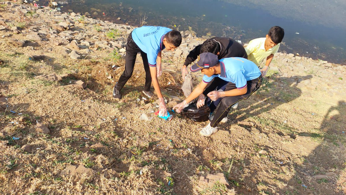NCC_Dte_Gujarat's tweet photo. #PUNEETSAGAR 
40 Cdts &amp; staff of 3 Guj NU NCC, Bhavnagar carried out cleaning of Bor Talav. Regular cleaning efforts have turned the surroundings   the NCC way....clean and bright.  
@DefencePRO_Guj
@HQ_DG_NCC
@GovernorofGuj
@CMOGuj https://t.co/vaEpypvVgo