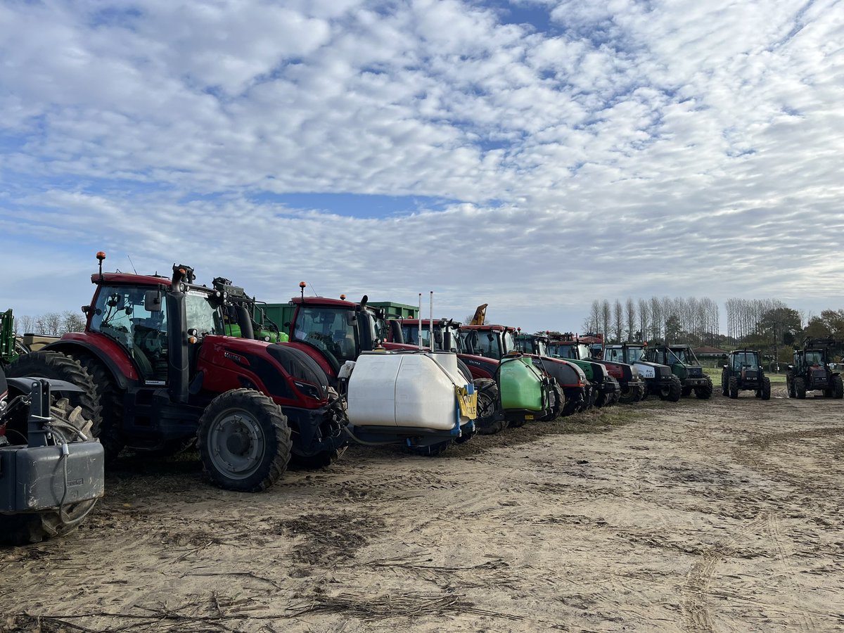 Une collection de <a href="/ValtraGlobal/">Valtra</a> impressionnante durant le #cofarmingtour 
<a href="/Co_Farming/">#CoFarming</a> <a href="/chachamrl/">Charlotte Morel</a>