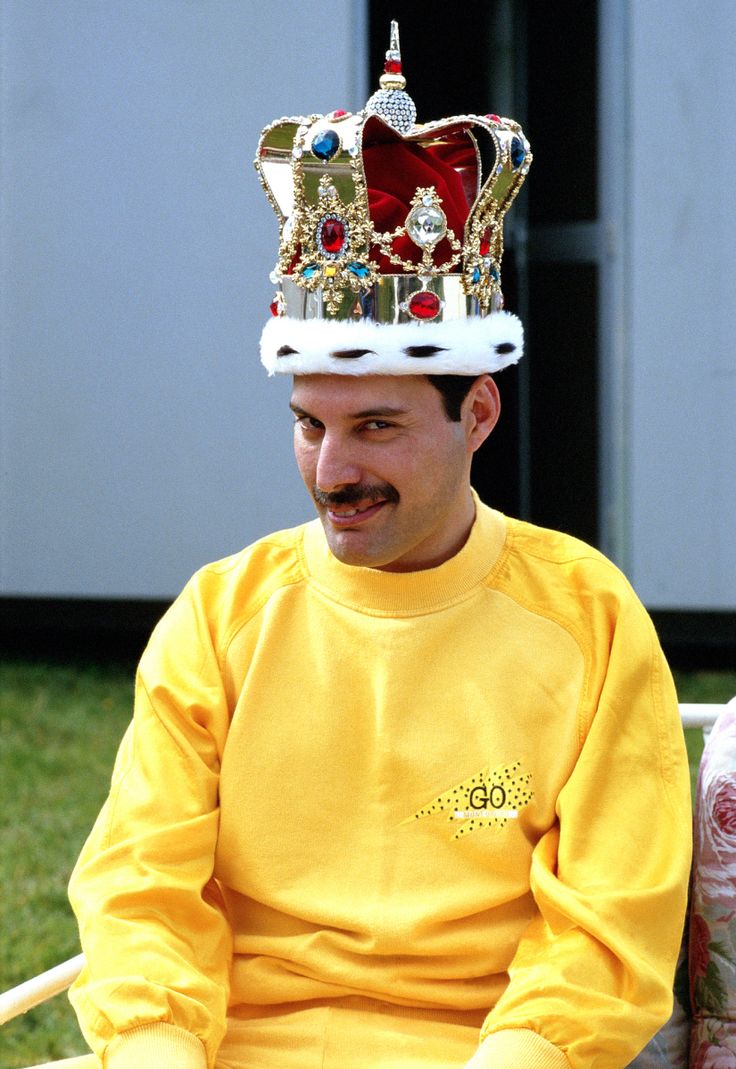 discomfortzone3's tweet photo. “Quante emozioni ci ha regalato la sua voce …e continua a farlo. 
(#stenikvideo)
How many emotions his voice has given us …and continues to do so.”

#FreddieMercury #FreddieMercuryForever 
#TheQueen #Queen https://t.co/QnCxf1UtgP