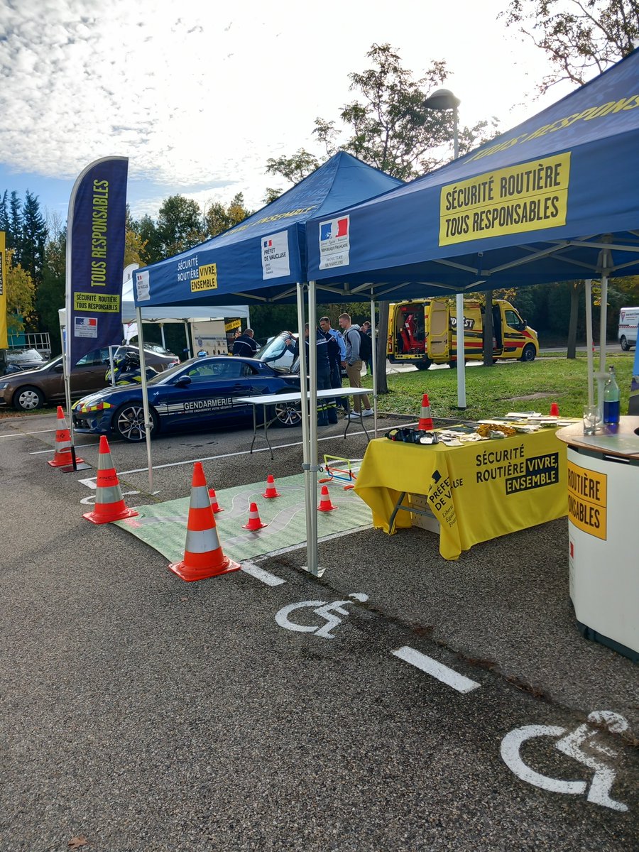 Prefet84's tweet photo. [ACTION SÉCURITÉ ROUTIÈRE] #Sensibilisation au risque routier professionnel par la #GGD84 et la préfecture de Vaucluse ce jour auprès des personnels de @VINCIAutoroutes pour une #routeplussûre ! https://t.co/i6vEI8iulI