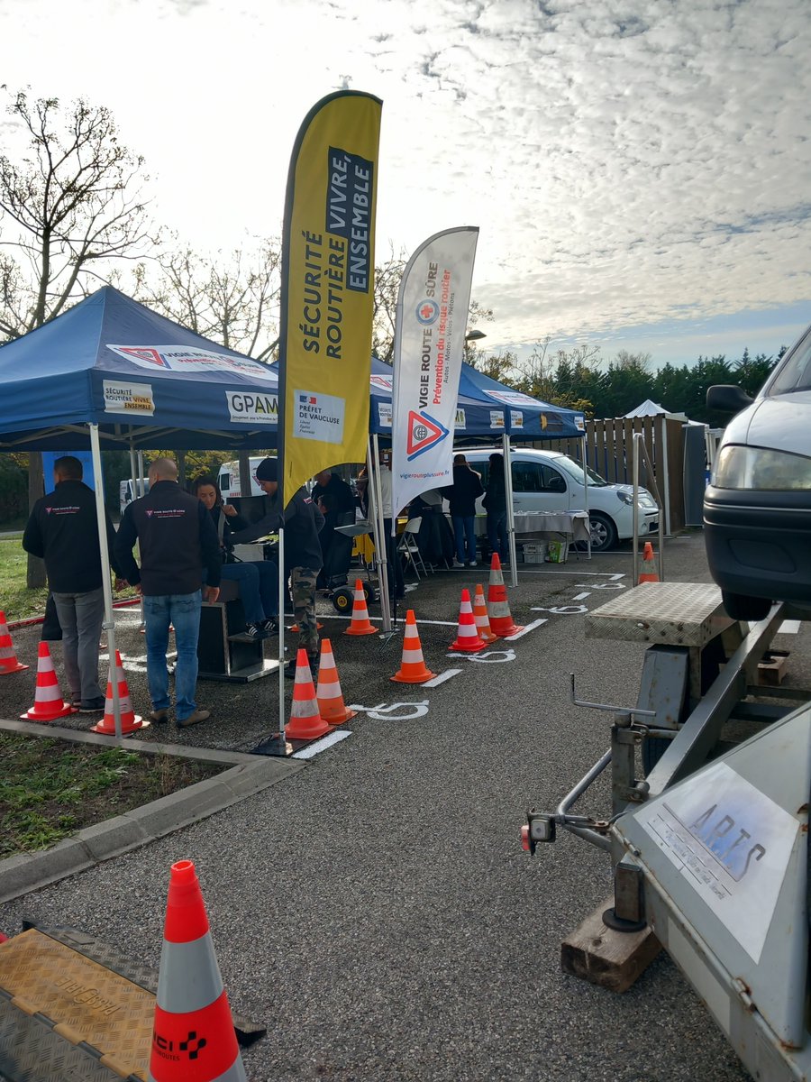 Prefet84's tweet photo. [ACTION SÉCURITÉ ROUTIÈRE] #Sensibilisation au risque routier professionnel par la #GGD84 et la préfecture de Vaucluse ce jour auprès des personnels de @VINCIAutoroutes pour une #routeplussûre ! https://t.co/i6vEI8iulI