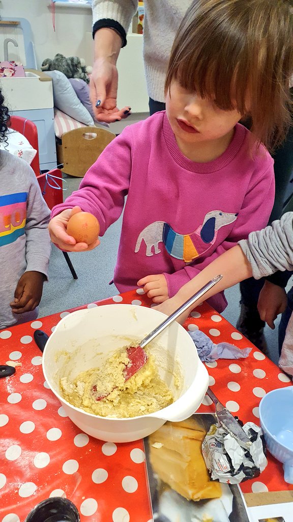 Russell_Primary's tweet photo. This week in Nursery we have been reading the story 'It's my birthday' by #HelenOxenbury which is about a child who invites animal friends to help bake a birthday cake. To finish our week we also made our very own cakes!#eyfs #eyfsbaking https://t.co/pY4sNlUzix