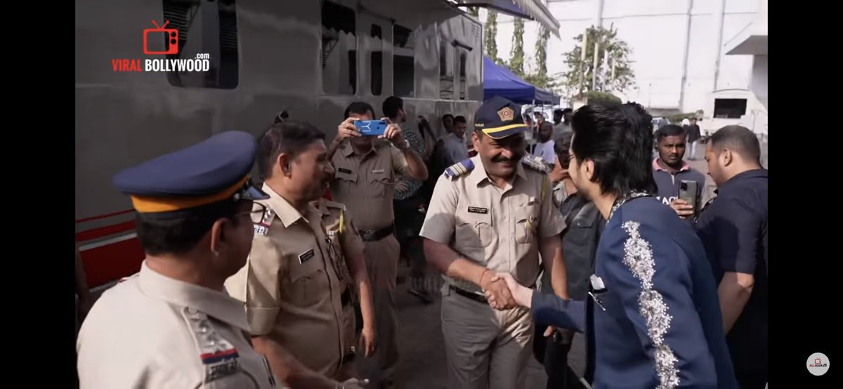 Dilli_ki_ladki_'s tweet photo. Mumbai police waiting for him to meet 🥹 

Huge respect 🤌🏻 

It’s an easy thing for him to win people’s hearts 🤍

#FaisalShaikh #JhalakDikhlaJaa10 #FaisalShaikhInJDJ10 https://t.co/kw6ZqrDmBz