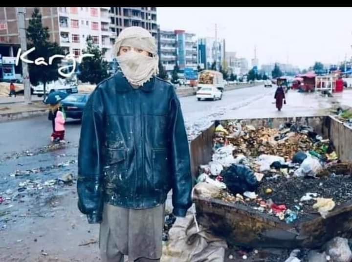 Fereshta_Gh's tweet photo. وضعیت نگران کننده در حاکمیت طالبان

پس از سقوط افغانستان به دست طالبان، زنان از کار بیکار ودختران  اجازه مکتب رفتند را  ندارند و همچنان اجازه کار و حالا زنان اینگونه زنان در جاده های شهر کابل با پوشش مردانه زباله های شهر را جمع آوری میکند تا باشد از این طریق لقمه نانی بدست بیاورد https://t.co/TPf22yn8On