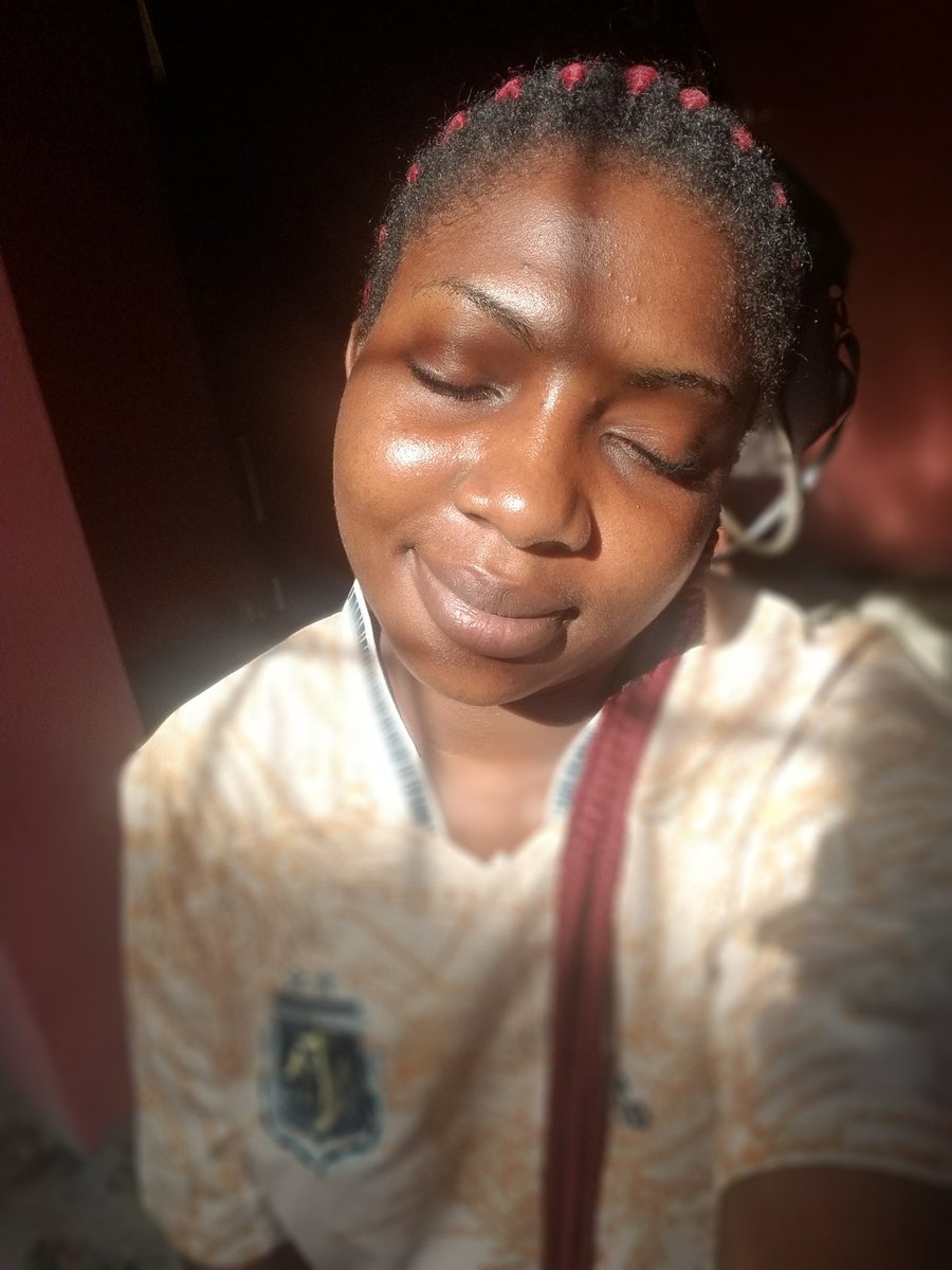 MzRita7's tweet photo. Men worry their hands on how ladies with nails washes their private parts neatly,
Tailors with nails worry themselves on how to get thread pass through the needle eye.
#DifferentKind of headache ππ
Life of #DaPcsTailor https://t.co/8JJb49UAcv