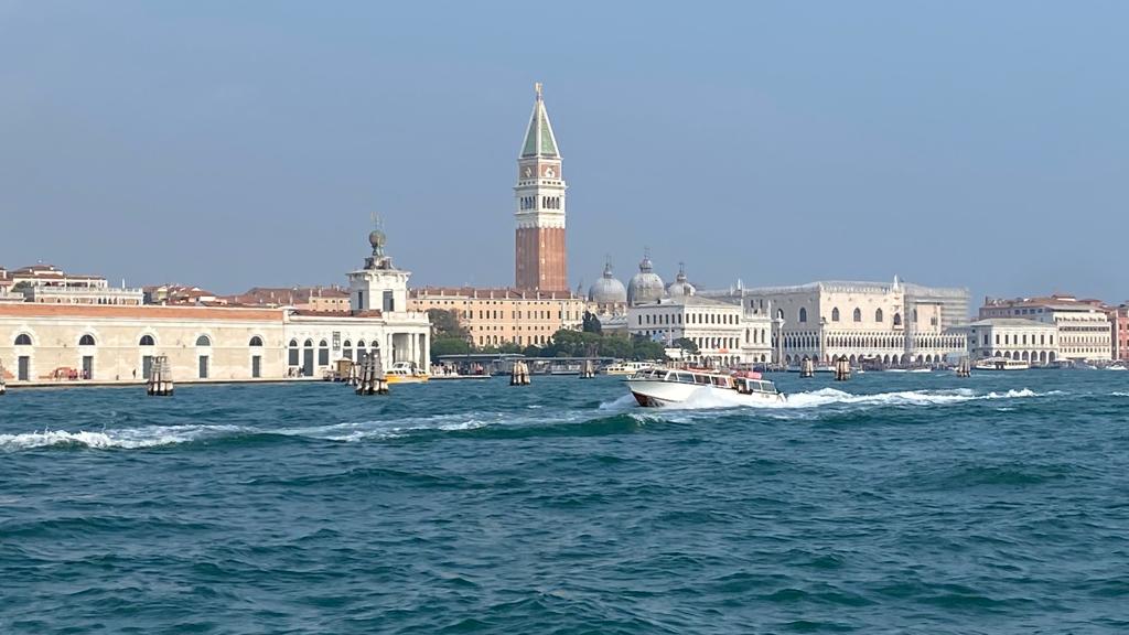 Good morning from #Venice -  a very Happy #Thanksgiving to all our American friends and customers!

#cantinaaziendeagricole #bar #osteria #bacaro #discovervenice #visitvenice #veneziainunoscatto #veneziaperimmagini #veneziadascoprire #veneziagram #instavenice #veniceitaly