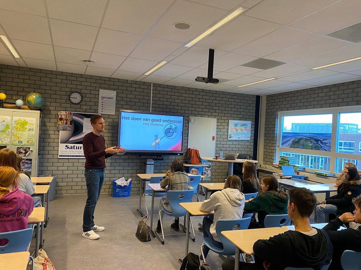 LiudgerSpl's tweet photo. Vandaag volgen de leerlingen in mavo 4 workshops in het kader van, en als voorbereiding op, het PWS. #pws #drachten @_Smallingerland @frieschdagblad @lc_nl @dvhn_nl https://t.co/hYm89NoiOO