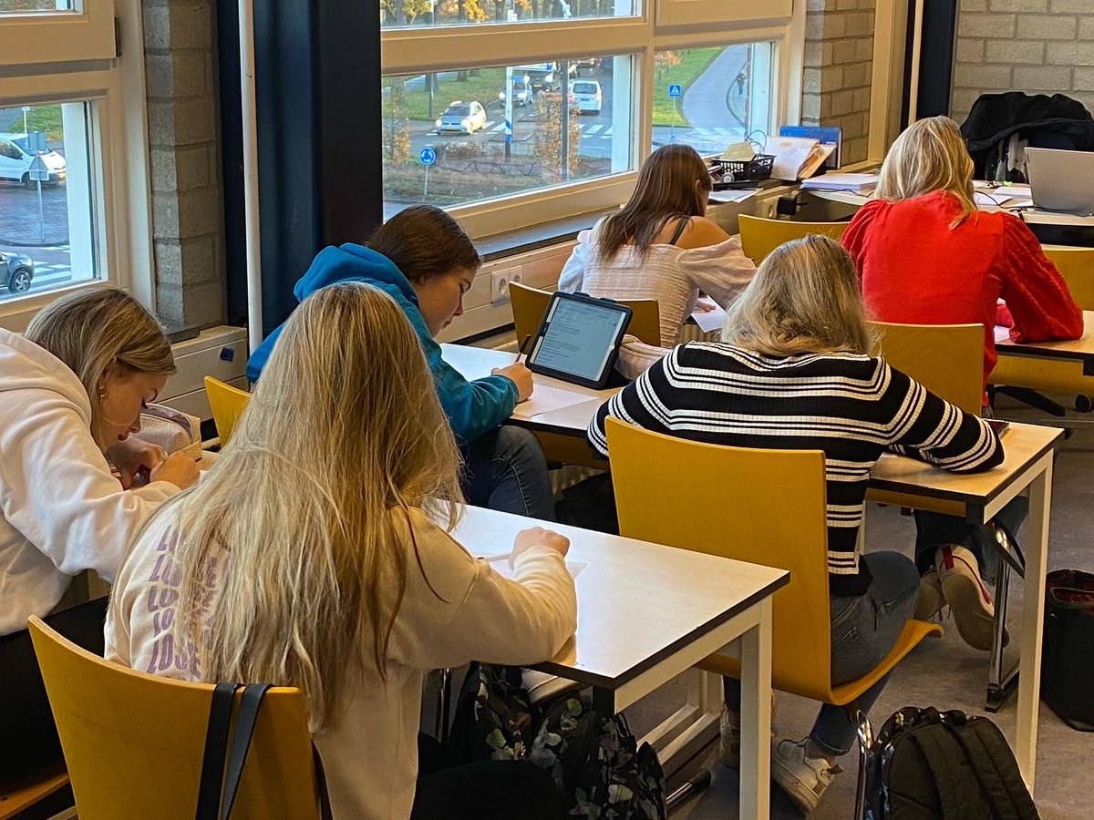 LiudgerSpl's tweet photo. Vandaag volgen de leerlingen in mavo 4 workshops in het kader van, en als voorbereiding op, het PWS. #pws #drachten @_Smallingerland @frieschdagblad @lc_nl @dvhn_nl https://t.co/hYm89NoiOO