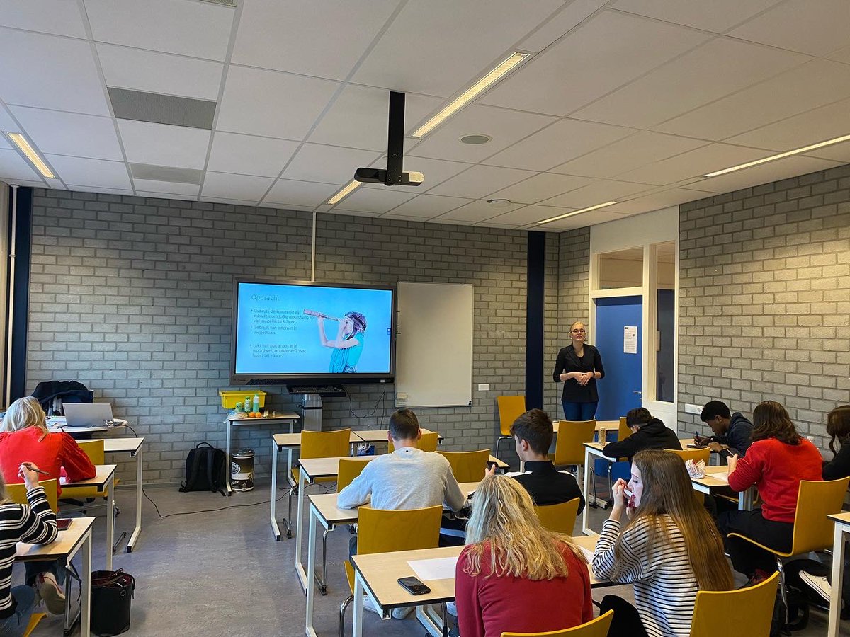 LiudgerSpl's tweet photo. Vandaag volgen de leerlingen in mavo 4 workshops in het kader van, en als voorbereiding op, het PWS. #pws #drachten @_Smallingerland @frieschdagblad @lc_nl @dvhn_nl https://t.co/hYm89NoiOO