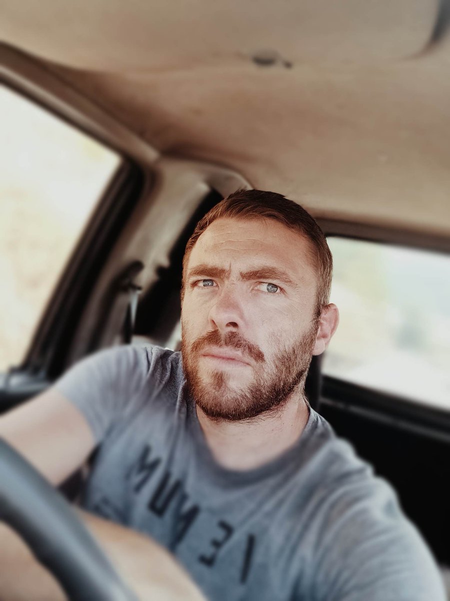 🔥 L'un des temps forts du salon cette année, le 𝐁𝐢𝐧𝐠𝐞-𝐑𝐞𝐚𝐝𝐢𝐧𝐠, soit la lecture de 30 extraits explosifs d'autant de livres formidables – cul-sec ! 
🎤 C'est le vigneron-poète 𝐃𝐚𝐯𝐢𝐝 𝐋𝐚𝐫𝐠𝐞 (en photo) qui s'y colle
📆 dim. 11 déc. 17h @ La Bellevilloise