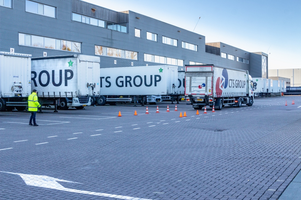 CTSGROUPNL's tweet photo. Zaterdag was het weer tijd voor de code 95 training. Los van de theorie werd er ook achter het stuur geoefend en zijn alle 20 chauffeurs geslaagd met vlag en wimpel. Na een leerzame maar zeker ook leuke middag kunnen de chauffeurs genieten van een wel geparkeerd kopje thee! 😉 https://t.co/Ab2nMPVhiI