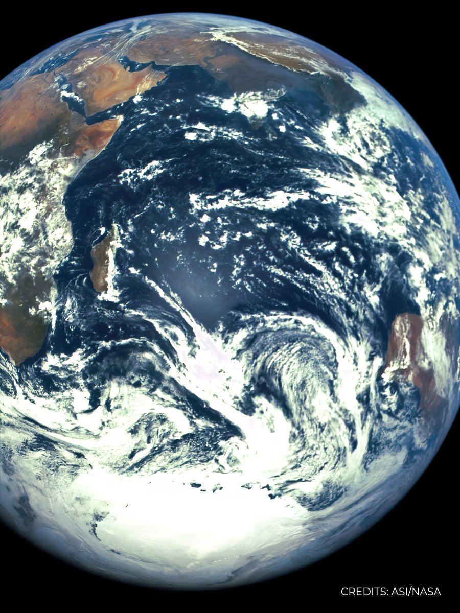 LPipplo's tweet photo. The other side of the #NASA's #Artemis1 mission. Photos of the #Moon,but from the Italian #ArgoMoon nanoprobe built by #Argotec on behalf of the #ASI (Italian Space Agency).We reprocessed the images using our #Artificial_Intelligence model. https://t.co/VQp9YBNbkv
๐Yours #Pipplo https://t.co/CqUFiBZu50