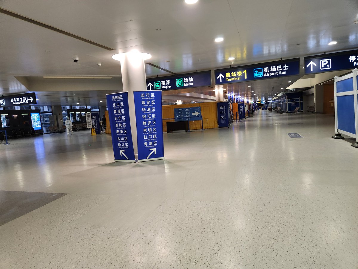 真的很差的入境体验，在浦东机场等运送隔离酒店的大巴，下午三点一刻到达的航班，要等到7点半才有大巴来，到酒店估计要晚上9点多了，没有水，没有饭。原因是要等另一个航班来了一起走，不是增加感染风险吗？反正屁民们饿一顿也饿不死对吧？