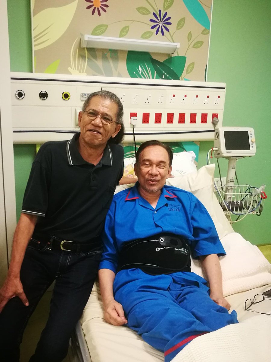 AbdMalekHussin's tweet photo. Berpuluhan tahun aku bersama Anwar Ibrahim. Selama itu aku tidak pernah minta sebarang jawatan atau kedudukan daripadanya.

Sebaliknya dia yang menawarkan kepada aku. Apabila ditawarkan, aku mohon diberikan masa untuk mempertimbangkannya.

Susah senang, kami kekal bersahabat. https://t.co/MoDDddlCW5