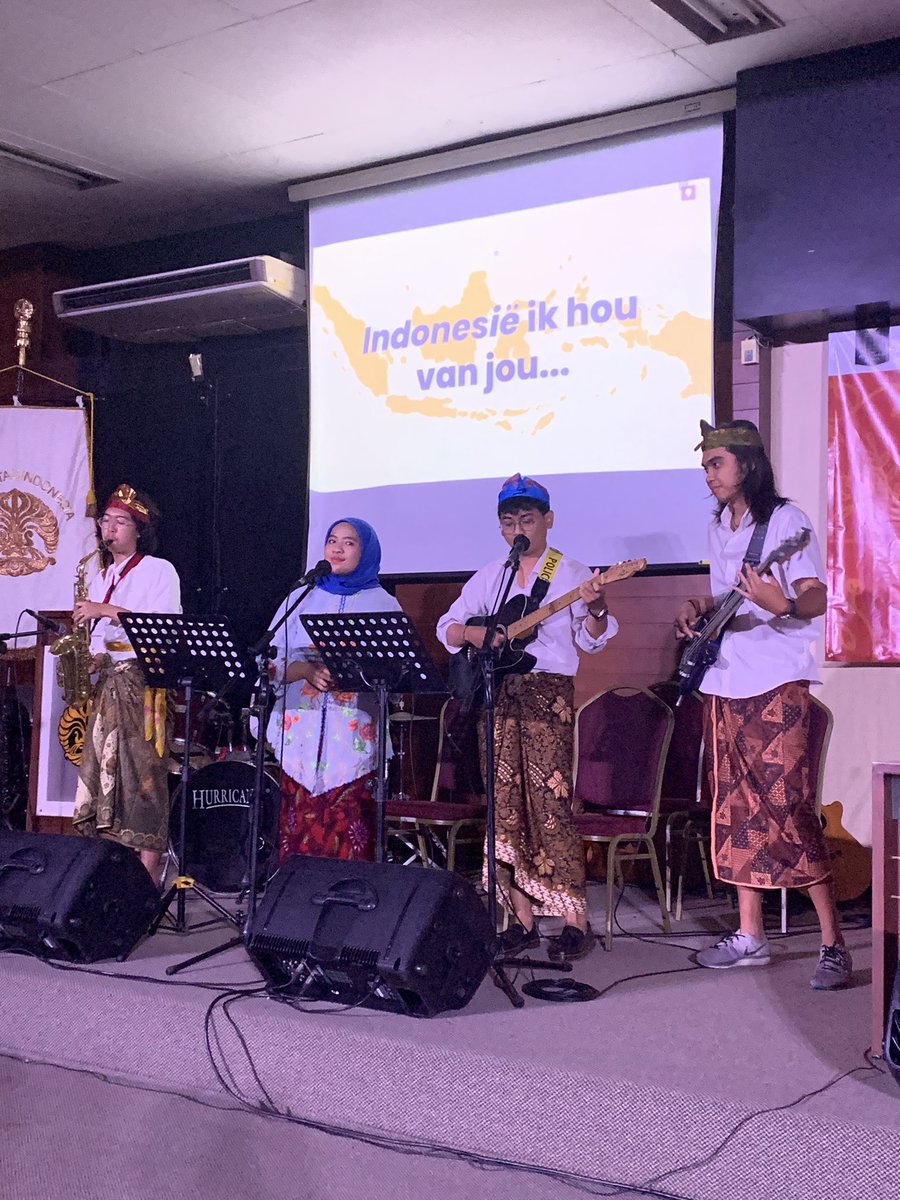 LambertGrijns's tweet image. Did you know there are more people studying Dutch in Indonesia than in the Netherlands? I just returned from a very lively Taaldag at @univ_indonesia in #Depok, with poems, dance, music and of course everything in Dutch. Full house!!