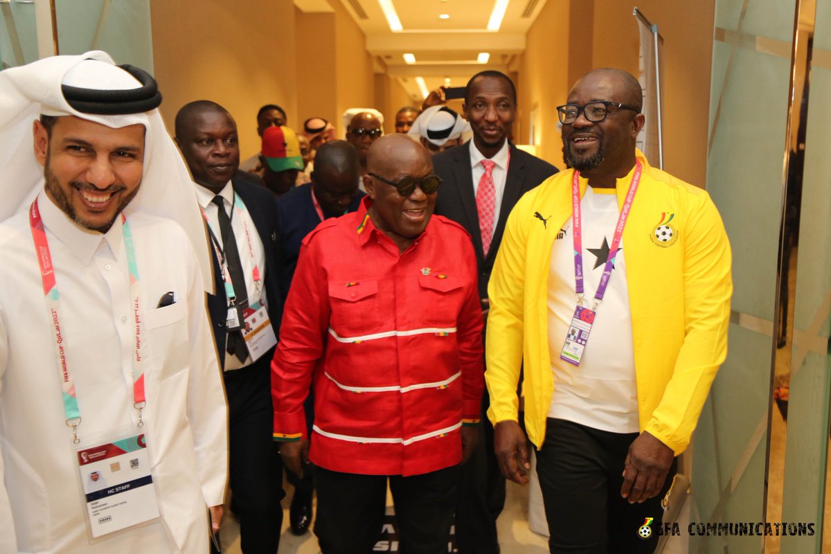 President of the Republic Of Ghana His Excellency Nana Addo Dankwa Akufo-Addo (<a href="/NAkufoAddo/">Nana Akufo-Addo</a>) paid a visit to the team Hotel this morning ahead of our #FIFAWorldCup Group H opener against Portugal.🫡
#2022WorldCupByGraphicSports