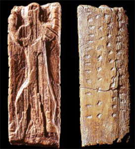 El adorador es una de las más antiguas estatuillas del Arte Paleolítico. Documentado en Geißenklösterle (Alemania). Se encuadra en el Auriñaciense 35000-32.000 BP. Se observa la representación de un antropomorfo con los brazos levantados y las piernas en movimiento, entre ellas