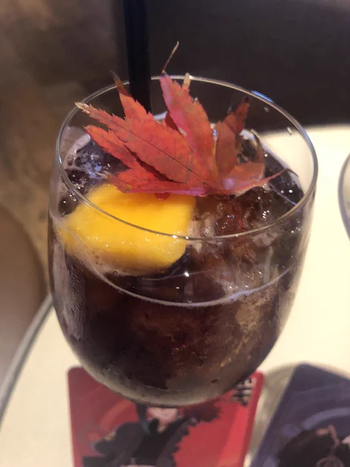 静ちゃんのドリンク!!!コーラで炭酸うま!と思ったらあとから赤ワイン?の感じがフワッときてめっちゃオシャンなコーラ!!!!!!!!!!うみゃい!!!!!!! 