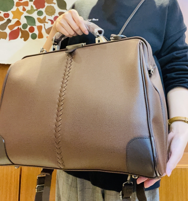 namba_city_fan's tweet photo. YOUTAのリザード型押し3wayの横型ダレス🆕
しっかりした厚みを備えつつ、しなやかさもある上質な素材で、高級感漂う個性が魅力的です⭕
ぜひ一度店頭でご覧下さい🥰
本館B2F「Sugar Salt.pepper」
https://t.co/WdRq04hR13
#なんばCITY https://t.co/bOnbe5eOpA