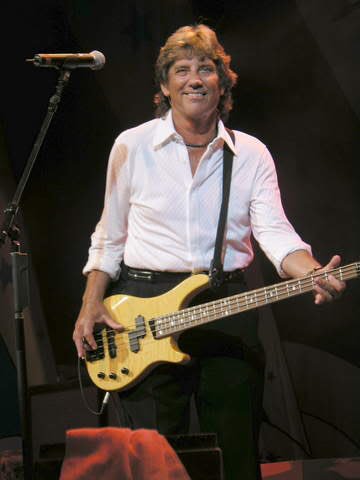 espofootball's tweet photo. #BTD Nov30,1944 #RobGrill RIP lead singer, songwriter, bass guitarist #GrassRoots 1968 US #5 Midnight Confessions, +13 US Top40s. Grass Roots were a regular act on American Bandstand. Grill died Jul11,2011 at 67 from complications of a head injury sustained in a fall https://t.co/56ubwcIJuJ