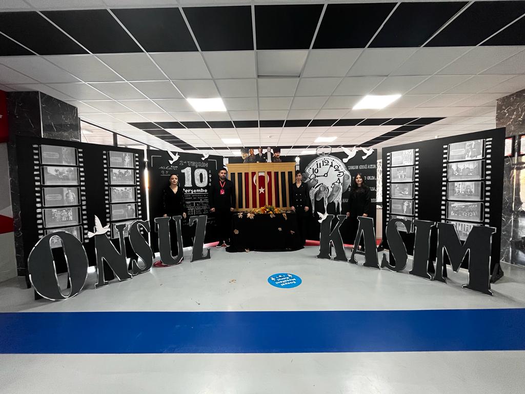 10 Kasım sahne dekor tasarımı 
#Görselsanatlarekip
@zeybekmurat35 
<a href="/ilkay_tandogan/">İlkay Nazlı Tandoğan</a>