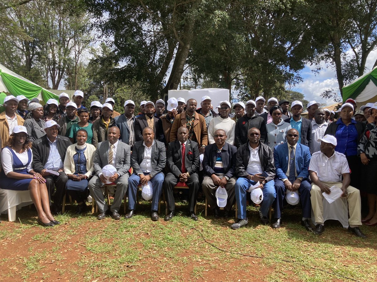 #Happeningnow

Feeds Alliance launches 5-year strategic plan supported by Nyeri Governor, Kahiga Mutahi. 

The governor also presented awards to farmers, cooperatives and partners who have championed fodder utilization and promotion.

#feedsalliance #learningandawardceremony