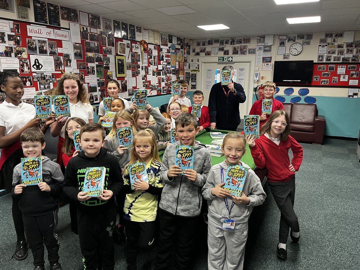 chrisdysonHT's tweet photo. Well if I say it once I have to say it again… how lucky are we here @ParklandsLeeds … this morning we only had for the morning @The_Real_McNab #AndyMcNab. His visit is so top secret we have to hide his identity. Books for every child, signings, assembly, Q&A and tales of 1/2 https://t.co/LPyqy4ZW4M