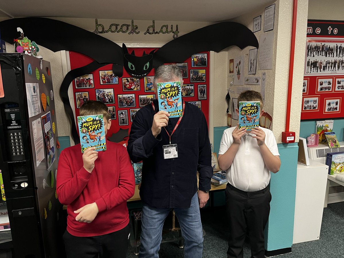 chrisdysonHT's tweet photo. Well if I say it once I have to say it again… how lucky are we here @ParklandsLeeds … this morning we only had for the morning @The_Real_McNab #AndyMcNab. His visit is so top secret we have to hide his identity. Books for every child, signings, assembly, Q&A and tales of 1/2 https://t.co/LPyqy4ZW4M