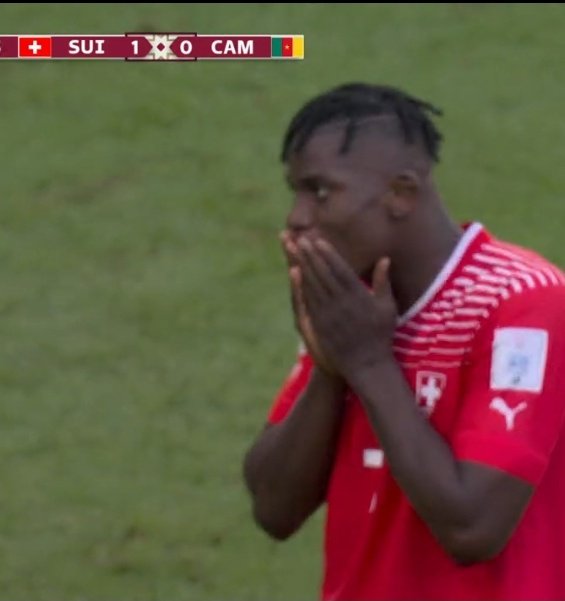Embolo não comemorou seu gol, ele é camaronês naturalizado suíço.