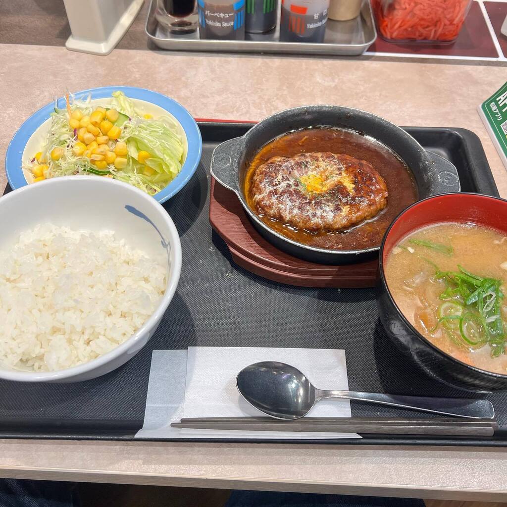 tscafe's tweet photo. #松屋 の #黒毛和牛入り粗挽きハンバーグのビーフシチュー 。うん。なかなか。 #ハンバーグ https://t.co/dN8XtDUbtL https://t.co/yy4cphmeAA