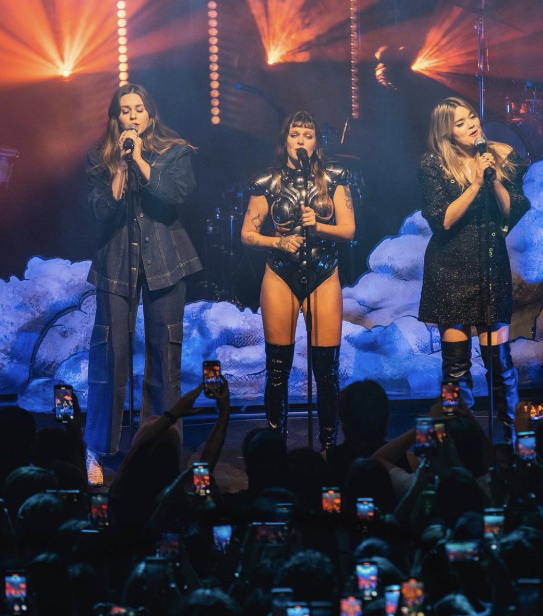TACK <a href="/ToveLo/">Tove Lo</a> for letting us sing with you on the beautiful #cuteandcruel 🌸✨ Harmonizing with you on this song was such a treat 🙏 and congratulations to finishing an amazing tour! 🔥❤️‍🩹