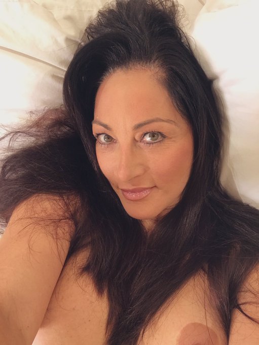 Well it&rsquo;s almost the weekend. So why don&rsquo;t you join me right now on https://t.co/hwvzHMcw2r https://t